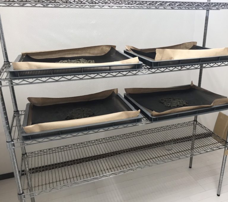 純国産シルクにこだわった製品を開発、販売。洗顔石鹸やパウダー、クリーム等のシルク化粧品を取り扱っています。